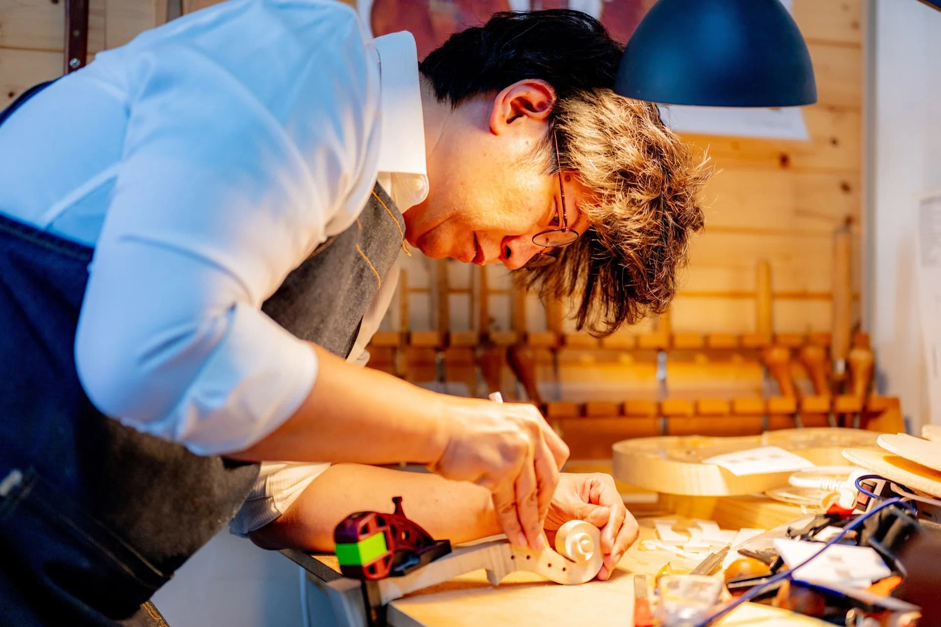 製琴師手部特寫